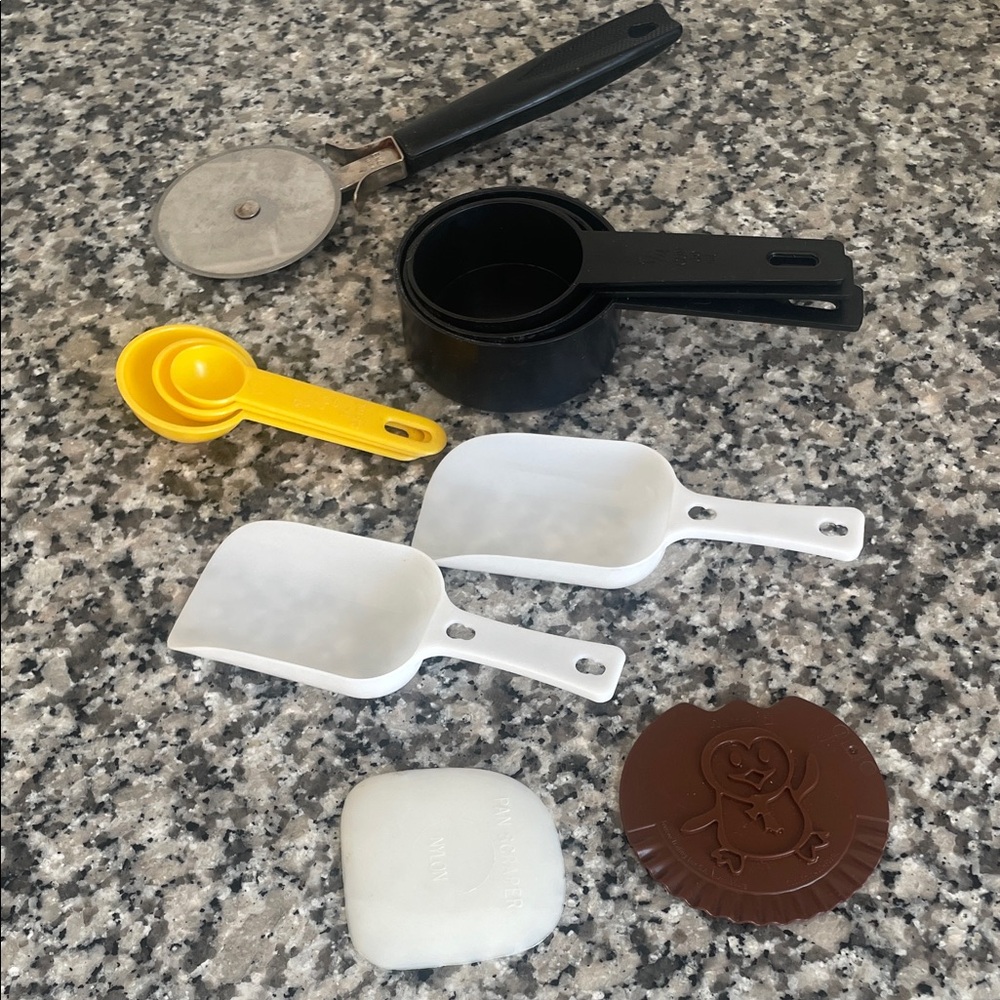 Kitchen Utensil Set 11 Piece Measuring Cups Spoons Pizza Slicer Baking Tools
